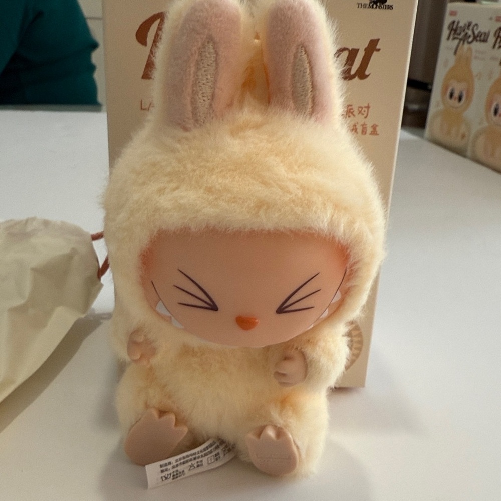 Pop Mart Labubu 'Have A Seat' Toy - Cream - Picture 4 of 6